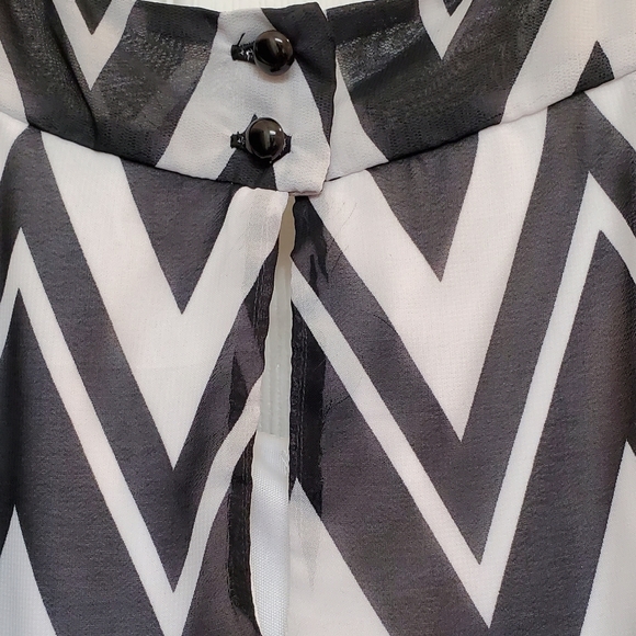 NWOT Black and White Chevron Print Blouse - Picture 7 of 8